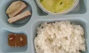 Hiệu trưởng xin nghỉ việc sau vụ giáo viên bật khóc vì bữa cơm 'nghèo nàn'