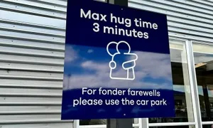 Sân bay giới hạn ôm tạm biệt ba phút